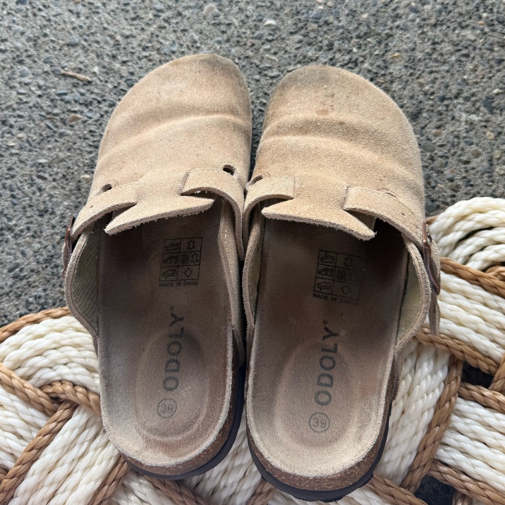 ODOLY Tan Suede Clogs